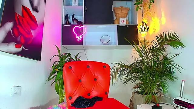 Snapshot of SQUIRT4UMEGAN chatting on 02.04.25 SQUIRT4UMEGAN online show from 02.04.25