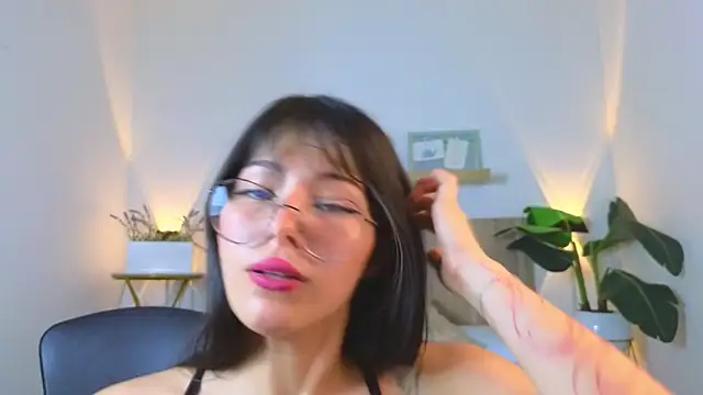 Snapshot of riley_sierra chatting on 12.12.24 riley sierra online show from 12.12.24