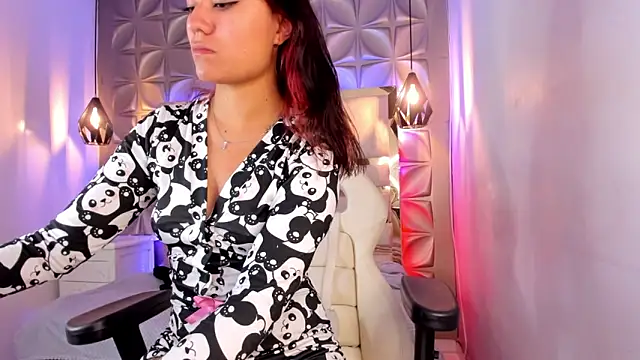 Snapshot of nahia_low chatting on 02.16.25 nahia low online show from 02.16.25