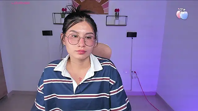 Snapshot of emily_villamil chatting on 06.26.26 emily villamil online show from 06.26.26
