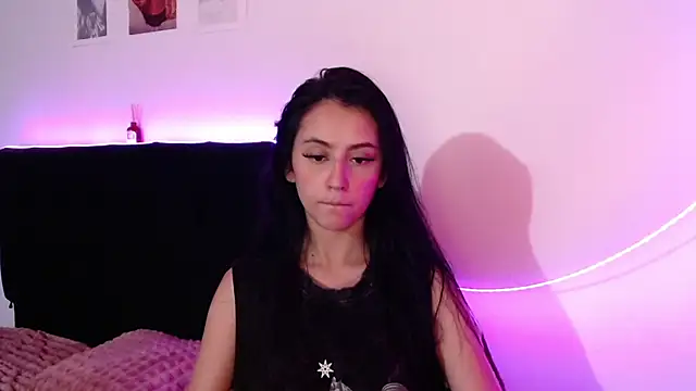 Coralinnee  online show from 03.19.25