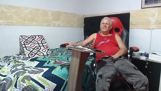 Snapshot of VALENTINO1983_ chatting on 11.06.25 VALENTINO1983 online show from 11.06.25