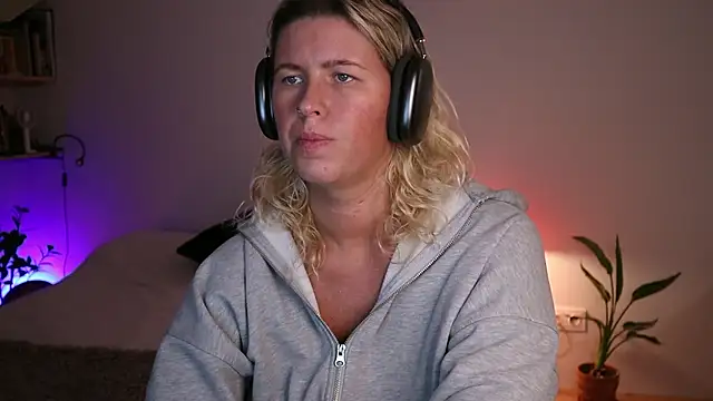 moonamii online show from 10.03.25