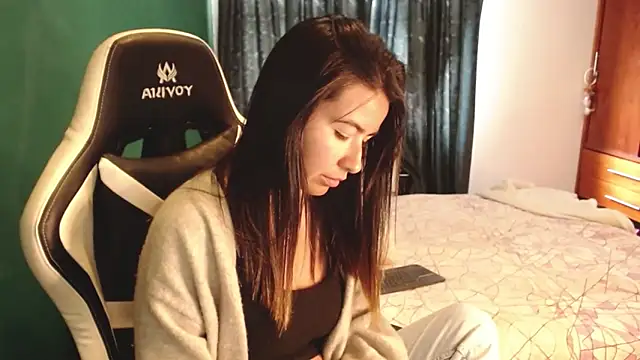 Snapshot of alice_middlee chatting on 12.19.25 alice middlee online show from 12.19.25