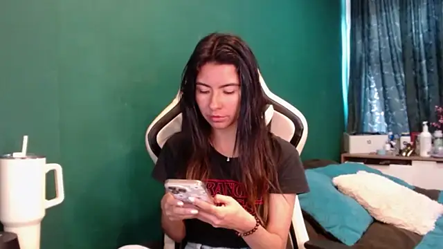 Snapshot of alice_middlee chatting on 02.26.26 alice middlee online show from 02.26.26