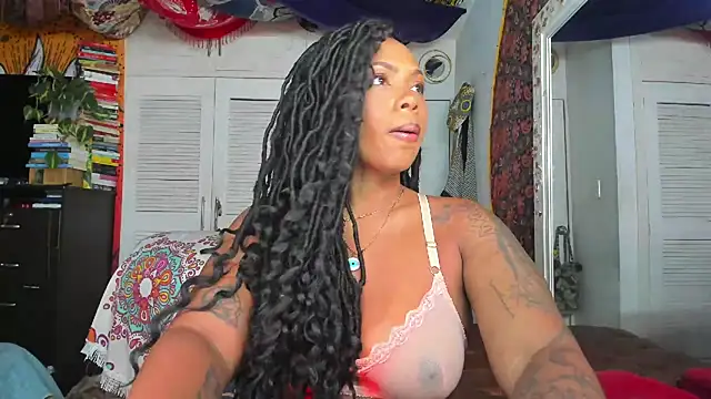 Snapshot of ElizaGrey_ chatting on 10.28.25 ElizaGrey online show from 10.28.25