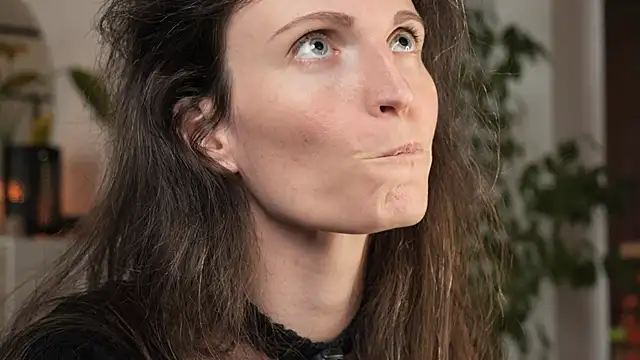 yulladao online show from 10.19.25