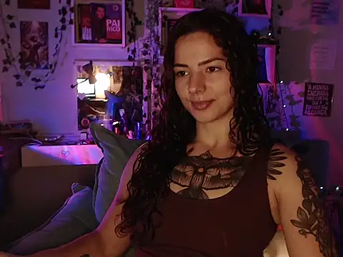 Snapshot of BeellyDance chatting on 10.20.25 BeellyDance online show from 10.20.25