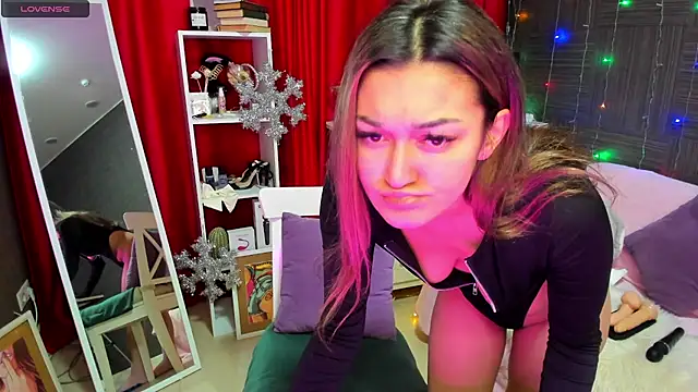 Snapshot of Queen_baby chatting on 12.11.24 Queen baby online show from 12.11.24