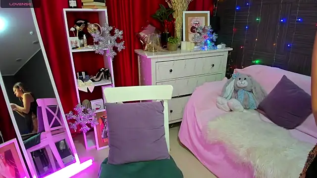 Snapshot of Queen_baby chatting on 12.12.24 Queen baby online show from 12.12.24