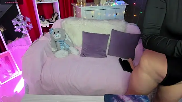 Snapshot of Queen_baby chatting on 12.25.24 Queen baby online show from 12.25.24