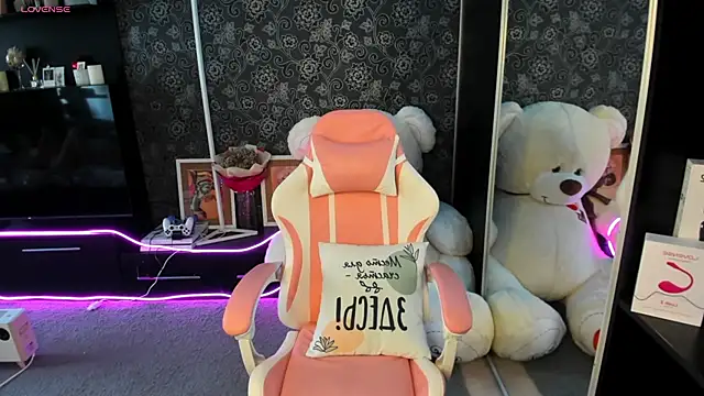 Snapshot of Queen_baby chatting on 09.21.25 Queen baby online show from 09.21.25