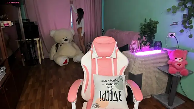 Snapshot of Queen_baby chatting on 10.21.25 Queen baby online show from 10.21.25