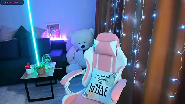 Snapshot of Queen_baby chatting on 12.15.25 Queen baby online show from 12.15.25