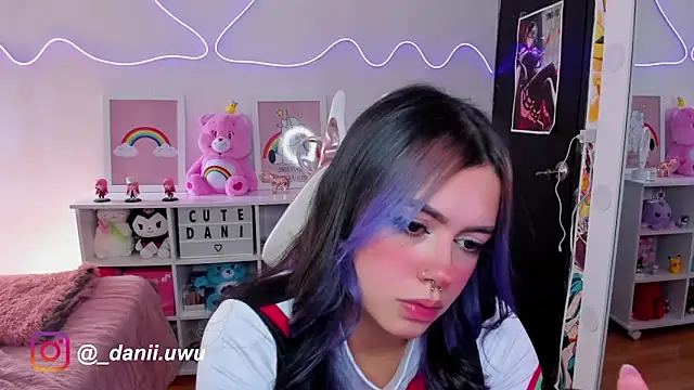 Snapshot of CuteDani_ chatting on 01.18.25 CuteDani online show from 01.18.25