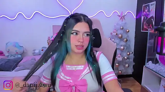 Snapshot of CuteDani_ chatting on 11.27.25 CuteDani online show from 11.27.25