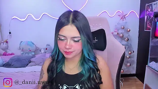 Snapshot of CuteDani_ chatting on 11.29.25 CuteDani online show from 11.29.25