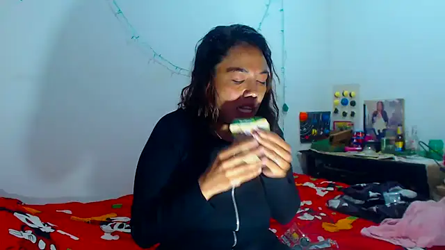 Snapshot of AmaraRoberts420 chatting on 12.07.24 AmaraRoberts420 online show from 12.07.24