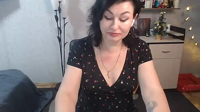 Snapshot of BeatriksS chatting on 12.29.24 BeatriksS online show from 12.29.24