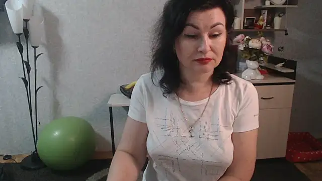 Snapshot of BeatriksS chatting on 02.11.25 BeatriksS online show from 02.11.25