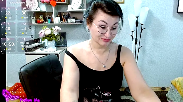 Snapshot of BeatriksS chatting on 10.28.25 BeatriksS online show from 10.28.25