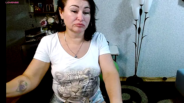 Snapshot of BeatriksS chatting on 10.30.25 BeatriksS online show from 10.30.25