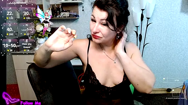 Snapshot of BeatriksS chatting on 11.18.25 BeatriksS online show from 11.18.25