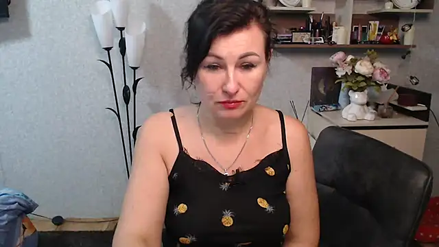 Snapshot of BeatriksS chatting on 11.19.25 BeatriksS online show from 11.19.25