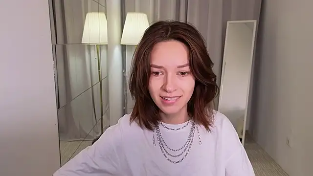 Snapshot of VivianLy_ chatting on 12.20.24 VivianLy  online show from 12.20.24