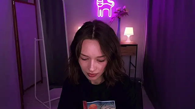 Snapshot of VivianLy_ chatting on 02.14.25 VivianLy  online show from 02.14.25