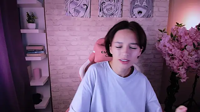 Snapshot of VivianLy_ chatting on 09.24.25 VivianLy  online show from 09.24.25