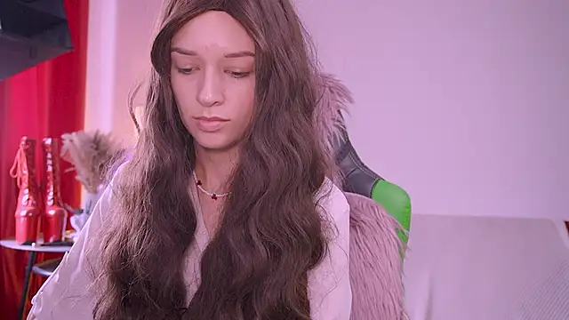 VivianLy  online show from 06.13.26