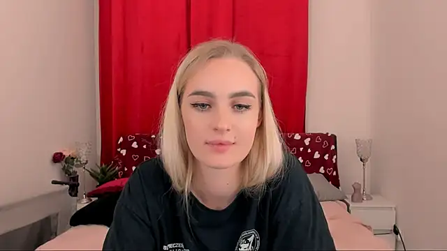 Snapshot of OliviaKisss chatting on 02.08.25 OliviaKisss online show from 02.08.25