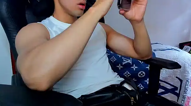 Snapshot of Tommy_Bred chatting on 02.07.25 Tommy Bred online show from 02.07.25