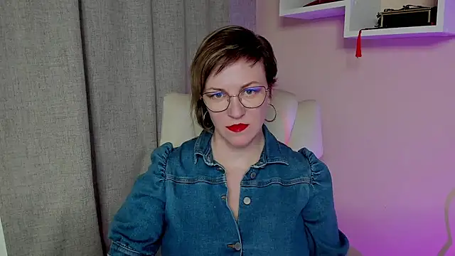 Snapshot of feliziaDesire chatting on 05.17.26 feliziaDesire online show from 05.17.26