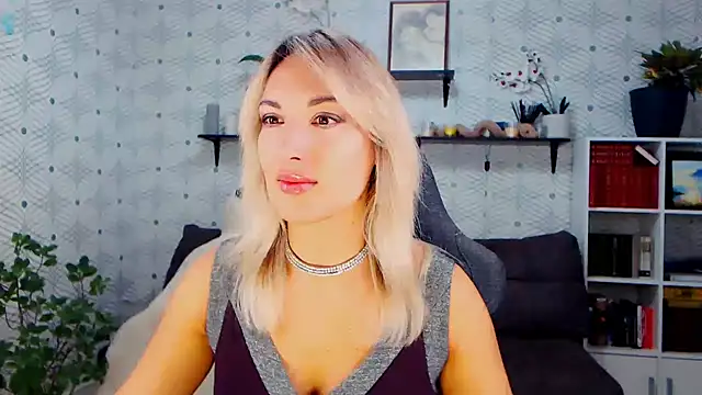 Snapshot of MillaXQueen chatting on 11.04.25 MillaXQueen online show from 11.04.25