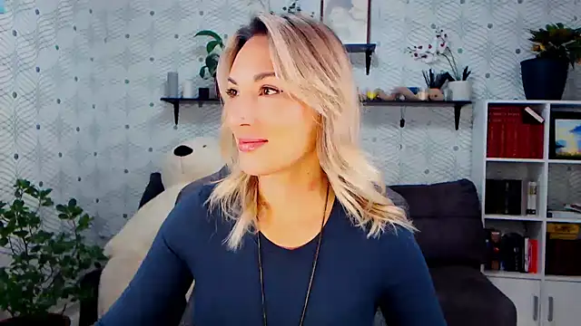 Snapshot of MillaXQueen chatting on 11.16.25 MillaXQueen online show from 11.16.25