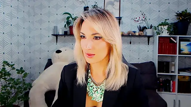 Snapshot of MillaXQueen chatting on 11.18.25 MillaXQueen online show from 11.18.25