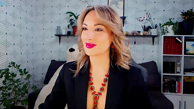 Snapshot of MillaXQueen chatting on 11.29.25 MillaXQueen online show from 11.29.25