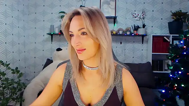 Snapshot of MillaXQueen chatting on 12.14.25 MillaXQueen online show from 12.14.25