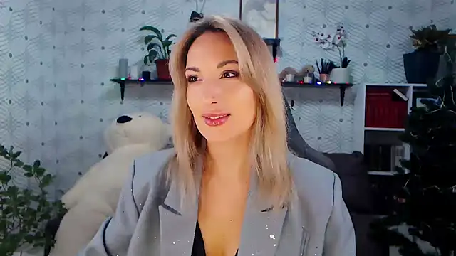 Snapshot of MillaXQueen chatting on 12.16.25 MillaXQueen online show from 12.16.25