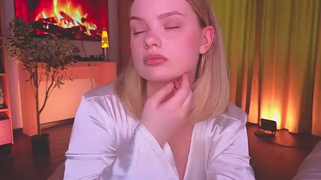 Snapshot of Hottie_Jane chatting on 07.25.26 Hottie Jane online show from 07.25.26