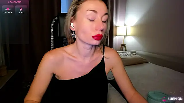 Snapshot of DannaEvan chatting on 02.14.26 DannaEvan online show from 02.14.26