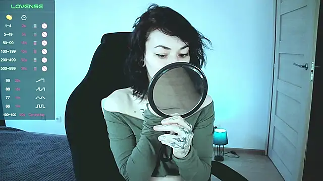 Snapshot of pale_skin chatting on 12.20.24 pale skin online show from 12.20.24