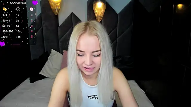 Snapshot of StephanieSweety chatting on 12.20.24 StephanieSweety online show from 12.20.24