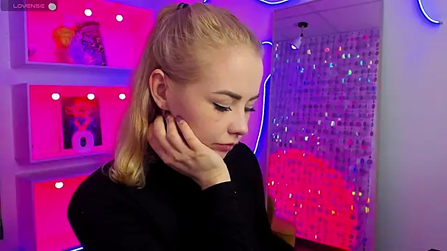 StephanieSweety online show from 04.18.26