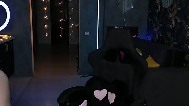 Snapshot of Blckmirrorr chatting on 10.29.25 Blckmirrorr online show from 10.29.25