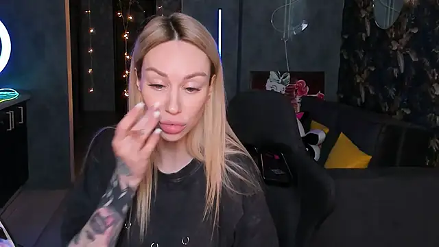 Snapshot of Blckmirrorr chatting on 11.19.25 Blckmirrorr online show from 11.19.25