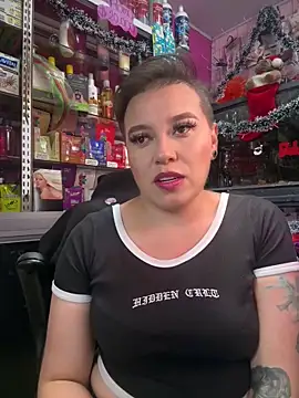 Snapshot of TamySweetness chatting on 12.19.25 TamySweetness online show from 12.19.25