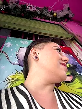 Snapshot of TamySweetness chatting on 12.21.25 TamySweetness online show from 12.21.25